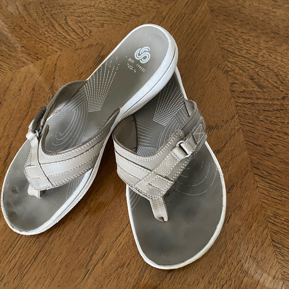 Clarke’s Cloudstepper flip flops in sz 8, taupe.  In EUC.